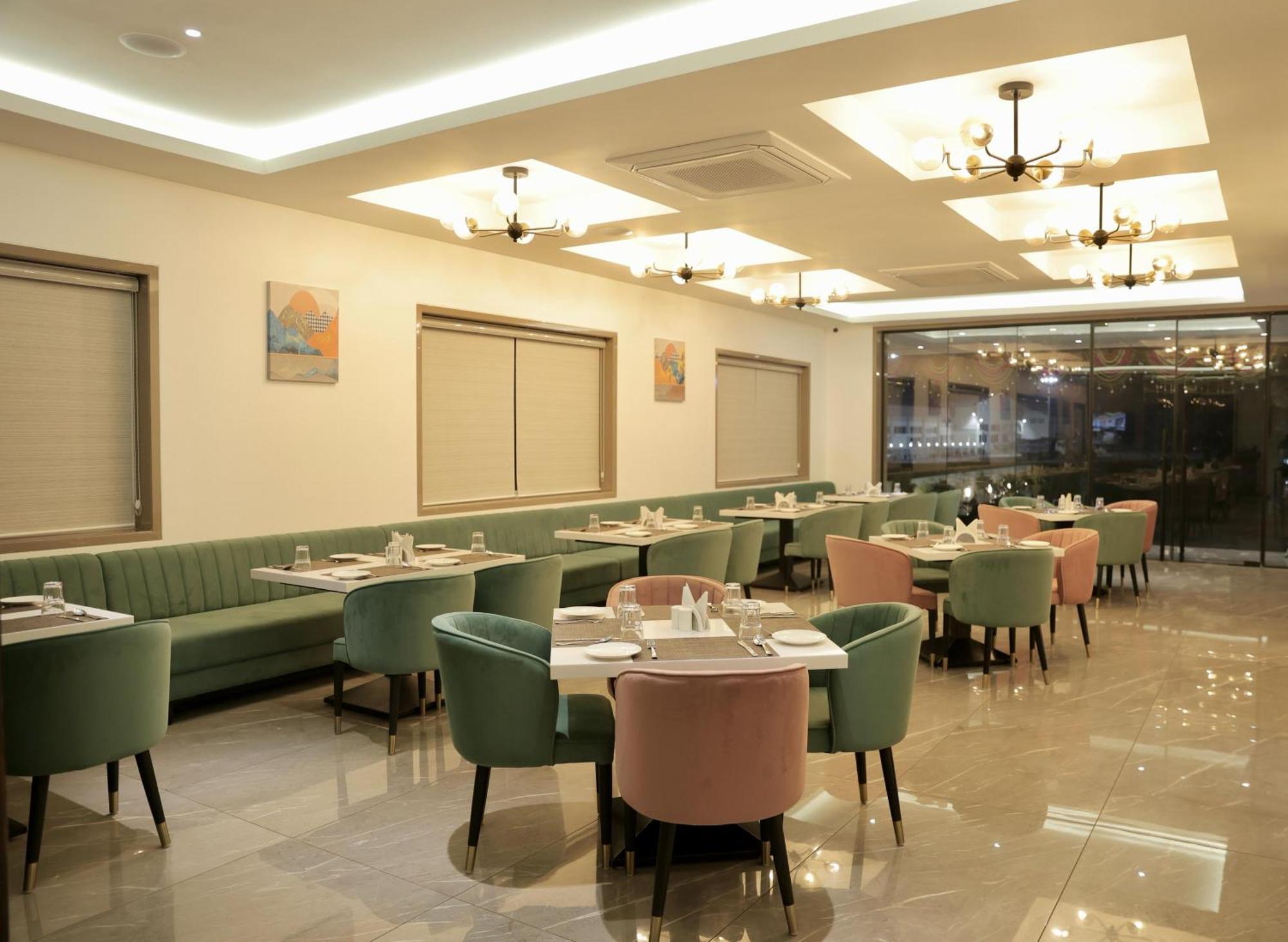 Hotel Carnival Parbhani Exteriér fotografie