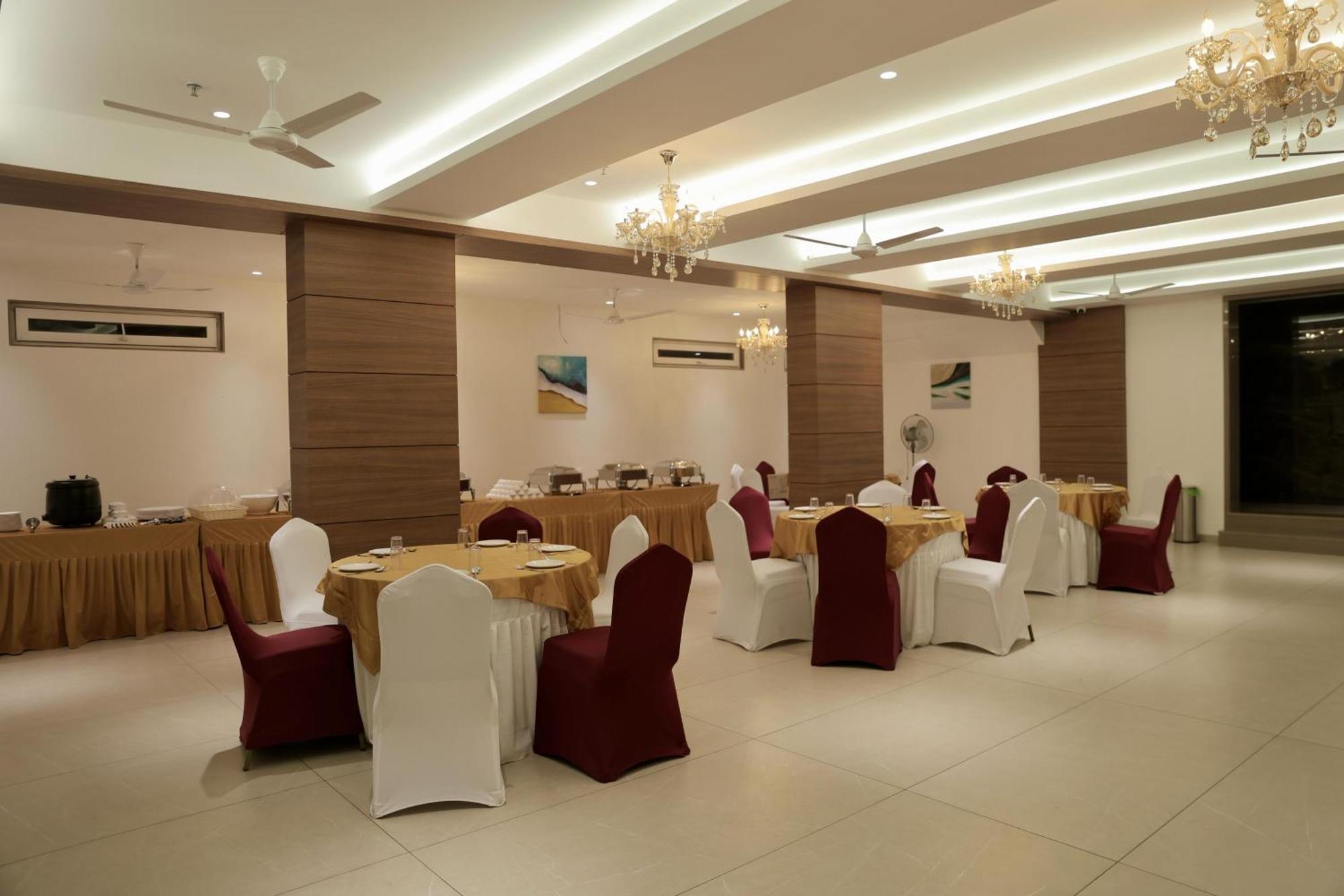 Hotel Carnival Parbhani Exteriér fotografie