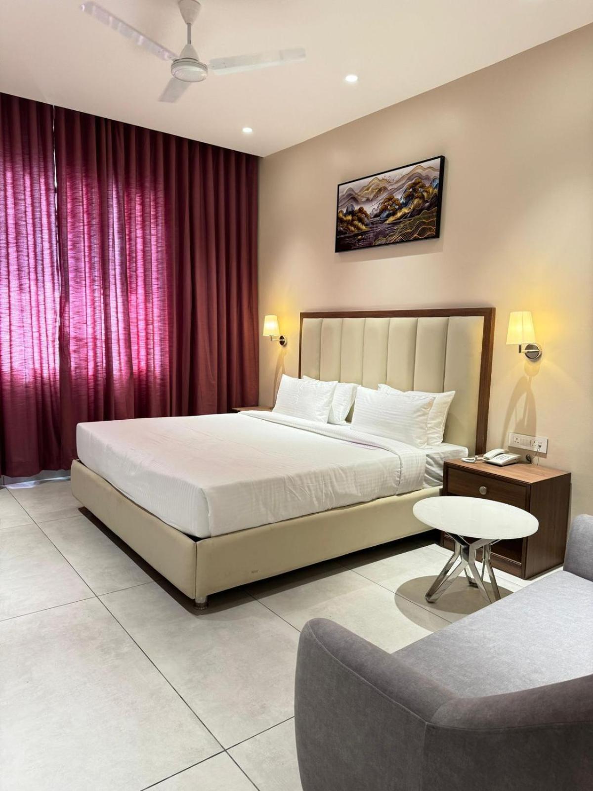 Hotel Carnival Parbhani Exteriér fotografie