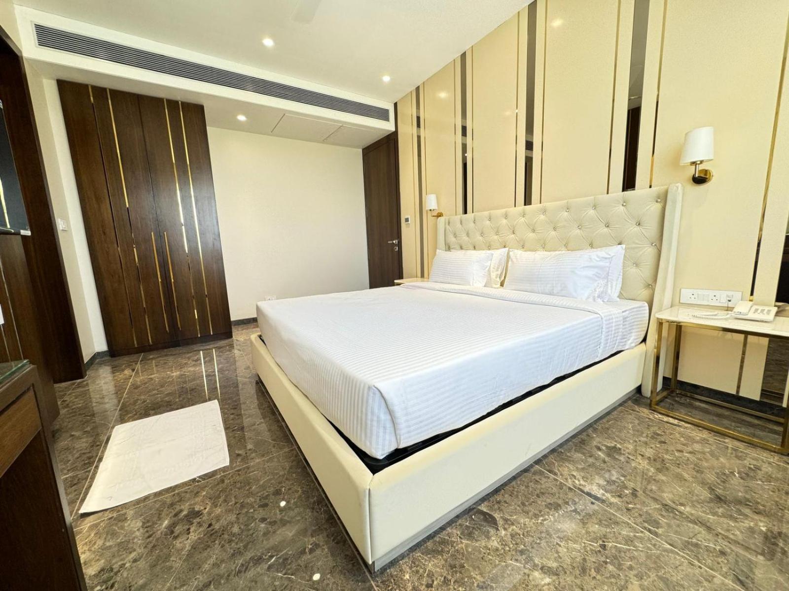 Hotel Carnival Parbhani Exteriér fotografie