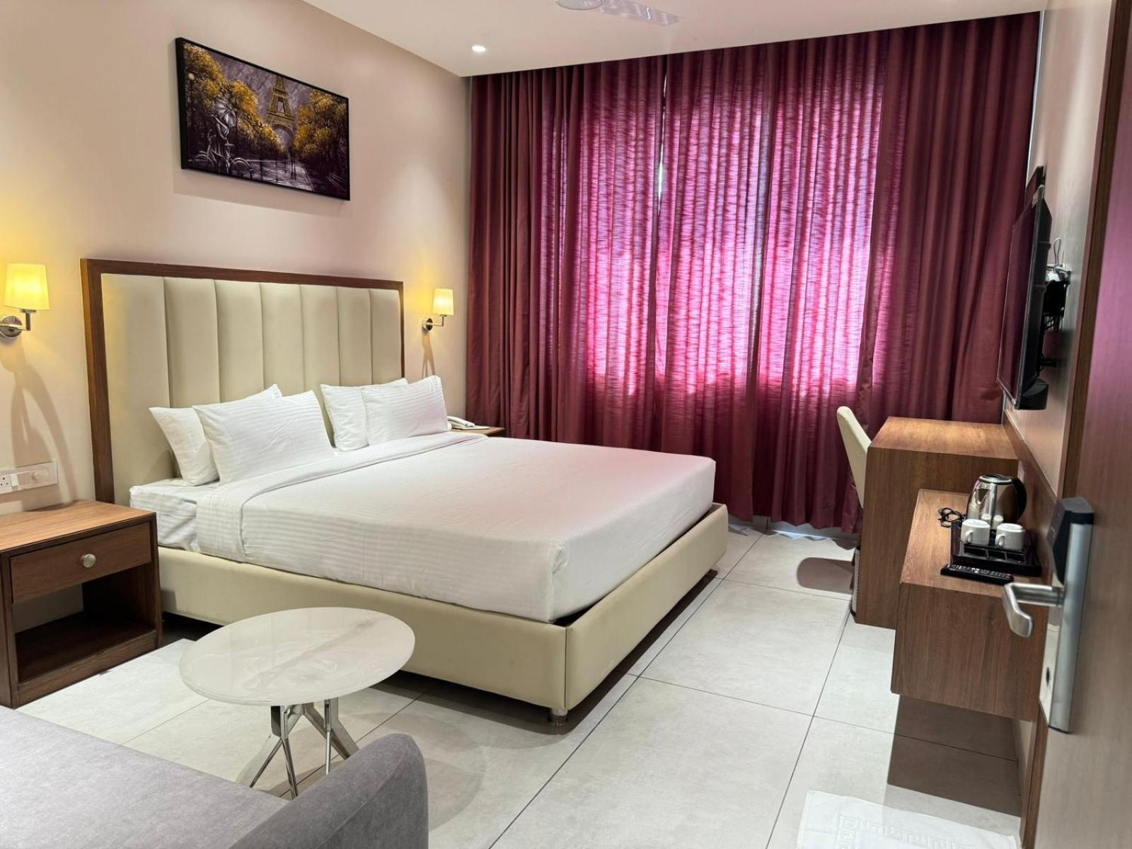 Hotel Carnival Parbhani Exteriér fotografie